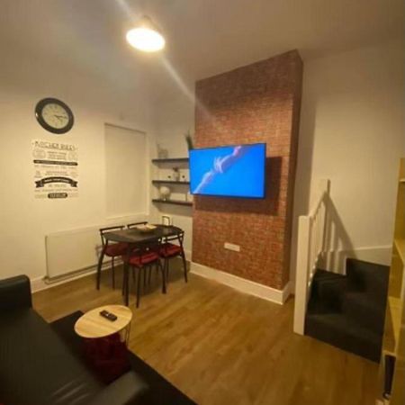Spacious Four Bedroom Home 3 Bathrooms - Coventry Exteriör bild