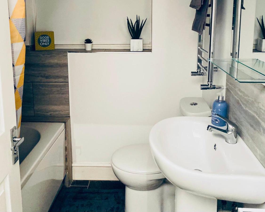 Spacious Four Bedroom Home 3 Bathrooms - Coventry Exteriör bild